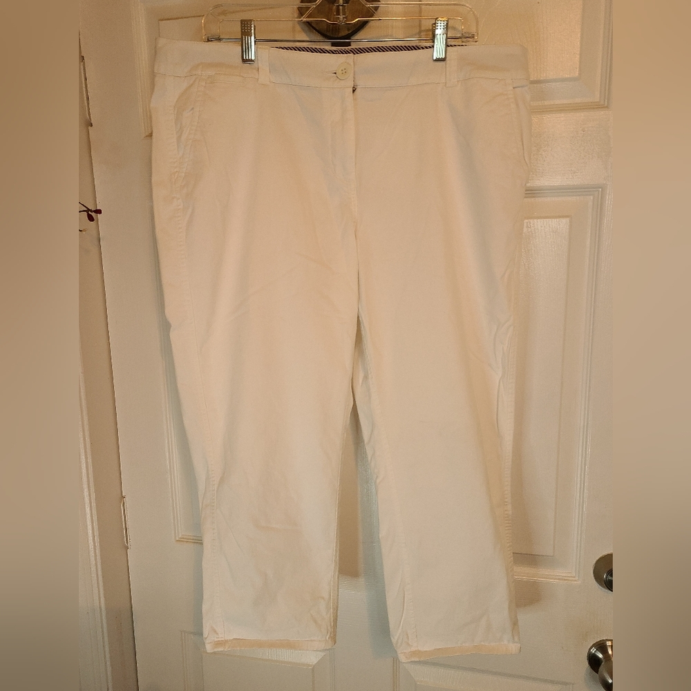 Crown & Ivy Woman's White Capri's Size: 16